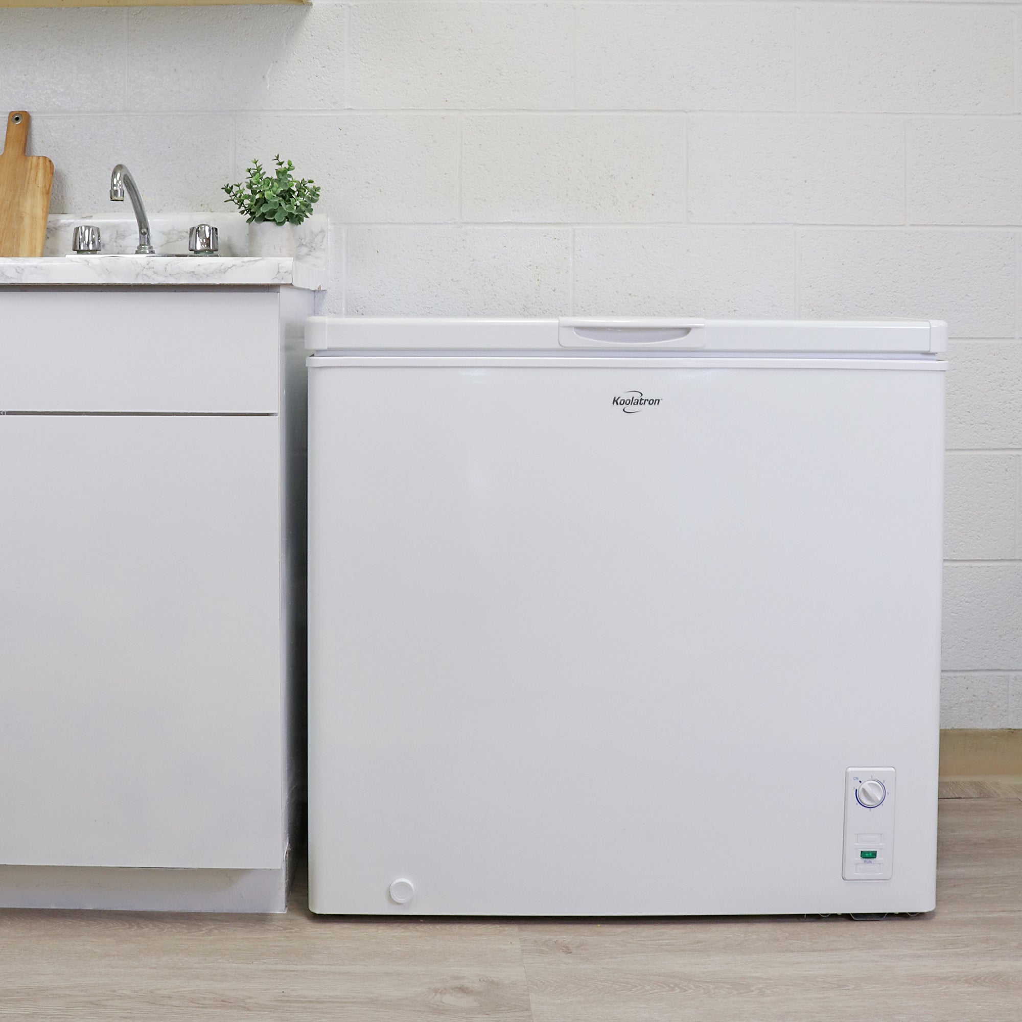 pH  Koolatron Chest Freezer | 7.0 cu ft (195L) | White | Manual
