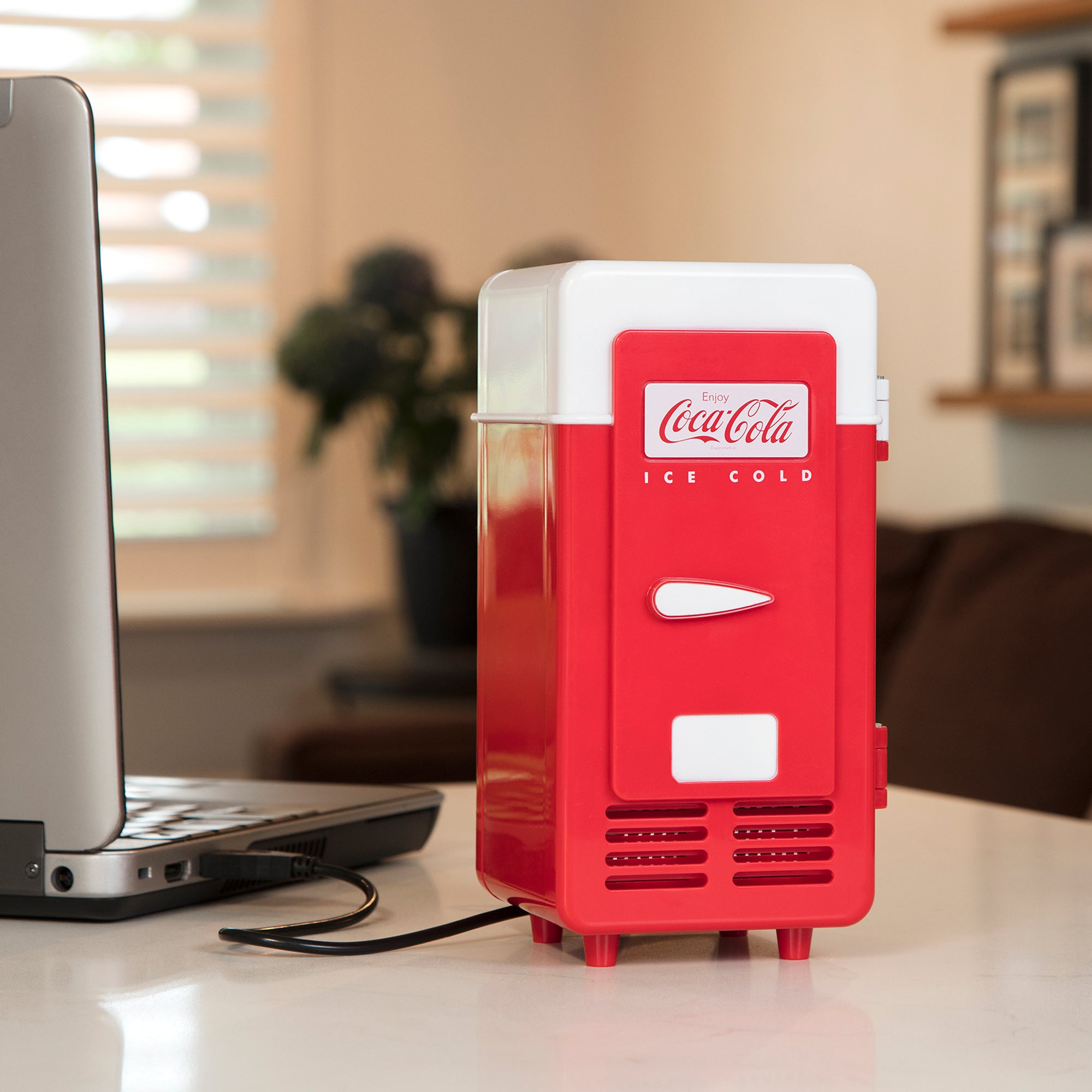 Coca-Cola Single Can Cooler, Red, USB Powered Retro One Can Mini Fridge, Thermoelectric Cooler for Desk, Home, Office, Dorm, Unique Gift for Students